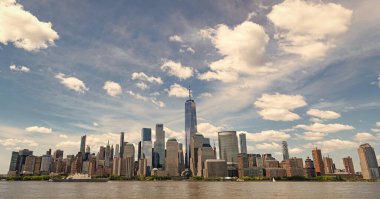 New York, Birleşik Devletler. Aşağı Manhattan silueti. New York, Manhattan 'ın ortasındaki New York şehrinin manzarası. NYC, ABD, Manhattan. New Jersey 'den New York. Manhattan şehir merkezi..