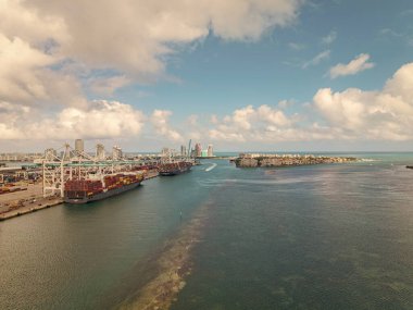 Miami, Florida - 12 Şubat 2025: kargo gemisi Miami 'de konteynır ile yüklendi. Nakliye konteynırı. Kargo konteynırlı Miami hava limanı. İhraç ve ithalat. Miami Limanı. Kargo taşıyan gemi..