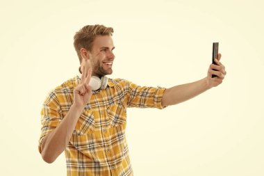 Milenyum adamı özçekim yapıyor. Video blogu. Görüntülü iletişim. Video blogu yapan adam. Akıllı telefon özçekimi. Selfie 'de blog yazıyorum. Selfie adamı. Video çağrısında stil etkileyicisi.