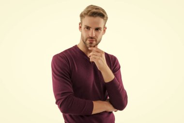 Sıradan bir adam. Adamın şık bir kazağı var. Gündelik kazak giyen genç bir adam. Sıradan bir erkek portresi. Milenyum portresi. Genç adam beyazda izole edilmiş. Şık genç adam portresi. Gençlik zihniyeti.