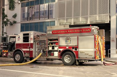 Miami, Florida, ABD - 01 Aralık 2024: Haz mat İtfaiye Aracı. İtfaiye aracı. Miami 'de itfaiye. Dışarıda büyük bir itfaiye aracı var. İtfaiye aracı, yan görüş. İtfaiye ekibi..