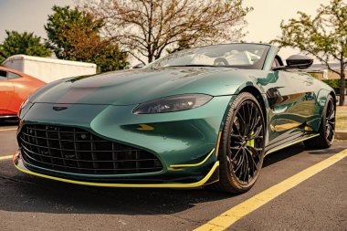 Chicago, Illinois, ABD - 08 Eylül 2024 Aston Martin V8 Vantage F1 model üstü açılır araba, köşe manzaralı. Aston Martin V8 Vantage. Üstü açık Aston Martin V8 Vantage spor arabası