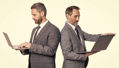 Dizüstü bilgisayarlı takım elbiseli işadamları beyaza izole edilmiş. Uzaktan kumanda. İşadamları e-postayı kontrol ediyor. İşadamları ofiste serbest çalışıyor. İş çevrimiçi. Dizüstü bilgisayarda çalışan serbest çalışan adamlar. Uzak ofis.