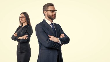 İş ekibi çalışması ve işbirliği. Ortaklık kavramı. Ortak takımı. Başarılı ortaklık. İş ekibi başarısı. İş ortağı beyazla izole edilmiş. Takım elbiseli iş adamları. iş ikilemi.