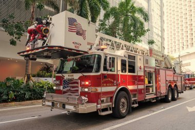 Miami, Florida, ABD - 01 Aralık 2024: Haz mat İtfaiye Aracı. İtfaiye aracı. Miami 'de itfaiye. Dışarıda büyük bir itfaiye aracı var. İtfaiye aracı, köşe manzaralı. Kentsel itfaiye.
