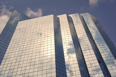 Perspektif gökdeleni. Minimalist cam mimarisi. İş gökdeleni binası. Mimari inşaat sektörü. Cam gökdelen. Şehir mimarisi. Ofis binasının mimarisi.