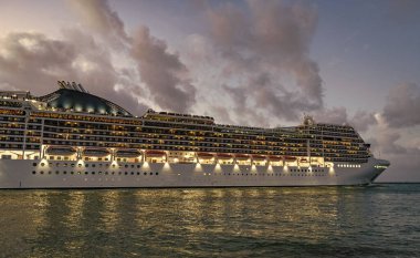 Gemi seyahati. Yaz tatilindeki deniz yolculuğunun havadan görünüşü. Denizlerde gemi turu. Gece vakti ışıltılı lüks yolcu gemisi yolculuğunun havadan görünüşü. Gemi Miami sahil limanından ayrılıyor. Gece hayatını dolaş..