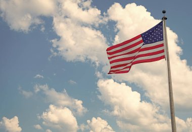 Anma Günü için Amerikan Bayrağı ya da 4 Temmuz. Rüzgarda dalgalanan Amerikan bayrağı. ABD bayrağı. Mavi gökyüzünde Birleşik Devletler bayrağı sallıyor. Bağımsızlık Günü. Vatanseverlik sembolü.