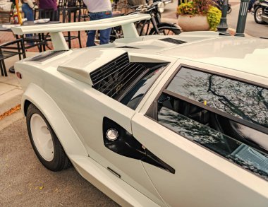 Chicago, Illinois - 29 Eylül 2024: Lamborghini Countach beyaz rengi. Lamborghini Countach sokağa park etmiş. Köşeden bak. Chicago 'da lüks Lamborghini Countach
