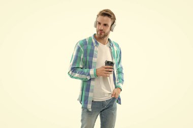 Sıcak bir sabah. İşte kahve molası. Milenyum adamı kahve fincanını beyaza izole etmiş. Sabah kahvesi vakti. Yaşam tarzı konsepti. Espresso içiyorum. Müzikle rahatla. Paket kahve. Çay içen adam.