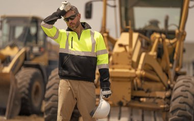 Ağır makinelerde işçi danışmanı. İnşaatta sanayi işçisi. İnşaat mühendisi. Denetmen mühendis. İnşaat alanında çalışan bir işçi. İnşaatçı adam, boşluğu kopyala.