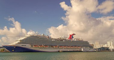 Miami, Florida, ABD - 03 Kasım 2024: Karnaval Horizon yolcu gemisi yolculuğu. Yaz tatilinde gemi turu. Karnaval Gemi Hattı. Gemi turu ve deniz seyahati. Gemi Miami sahil limanından ayrılıyor..