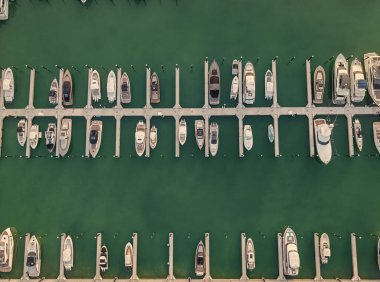 Lüks bir yat. Miami güney sahili manzaralı. Yat kulübü. Marina Miami, Florida 'da. Özel rıhtım. Lüks yatı olan Güney Point Miami marinası. Yaz tatili. Lüks Güney Sahili marinası. Deniz kenarı marinası.