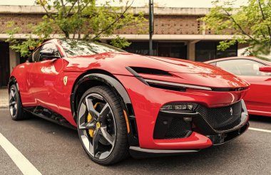 Chicago, Illinois - 29 Eylül 2024 Ferrari Purosangue kırmızı renk. Ferrari Purosangue SUV sokağa park etmiş. Köşeden bak. Şatoda lüks Ferrari Purosangue