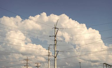 Yüksek voltaj. Elektrik güç pilonu. Elektrik kulesi. Elektrik enerjisi. Güç iletim kulesi. Elektrik hatları ve gökyüzü. Yeşil enerji. Elektrik voltaj istasyonu. Gücün iletimi.