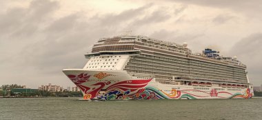 Miami, Florida, ABD - 07 Kasım 2024: NCLH Gemisi. Norveç Joy yolcu gemisi yolculuğu. Yaz tatilinde gemi turu. Norveçli gemi şirketi. Gemi turu ve deniz yolculuğu..