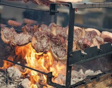 Kızarmış biftek. Izgara Picanha. Arka bahçede barbekü. Aile barbeküsü. Picanha barbeküsü kızgın kömürlerin üstünde kızartılıyor. Mangalda sığır eti. Biftek lokantasında biftekçi. Sokak yemeği..