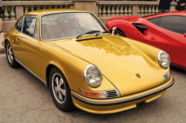 Chicago, Illinois - 29 Eylül 2024 1972 Porsche 911T Coupe sokağa park etti. altın metalik 1972 Porsche 911T Coupe.