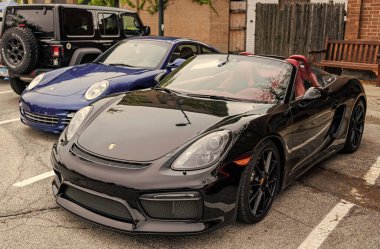 Chicago, Illinois - 29 Eylül 2024: 2016 Porsche Cayman GT4 siyah renk. 2016 model Porsche Cayman GT4 sokağa park etmiş. Köşeden bak. 2016 Porsche Cayman GT4, Chicago