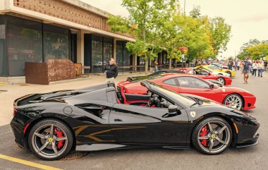 Chicago, Illinois - 29 Eylül 2024: Ferrari F8 Spider veya Tributo siyah rengi. Ferrari F8 Spider ya da Haraççı sokağa park etmiş. Yan görünüş. Lüks Ferrari F8 Örümcek ya da Chicago 'daki haraç