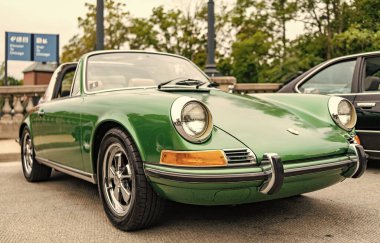 Chicago, Illinois - 29 Eylül, 2024: 1972 Porsche 911T Targa Coupe yolda. Chicago 'da yeşil metalik Porsche 911T Targa.