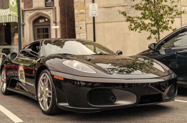 Chicago, Illinois - 29 Eylül 2024 Ferrari F430 siyah renk. Ferrari F430 sokağa park etmiş. Köşeden bak. Lüks Ferrari F430 Chicago 'da