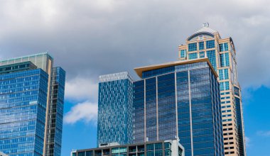 Şehir merkezindeki modern şehir. İş şehri. İş bölgesindeki gökdelen binasının manzarası. Gökdelenin şehir mimarisi. Şehir manzaralı bir şehir. Gökdelen şehir manzarası. İş bölgesi.