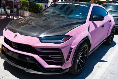Miami, Florida, ABD - 26 Temmuz 2025 Lamborghini Urus lüks SUV, pırıl pırıl pırıl pırıl pırıl pırıl ayar. Lüks mor renkli Lamborghini Urus. Lamborghini Urus 'un arabası dışarı park edilmiş, köşe manzaralı..