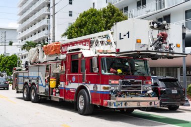 Miami, Florida, ABD - 12 Temmuz 2025 Miami Sahil İtfaiyesi. İtfaiye aracı. Miami 'de itfaiye. Dışarıda büyük bir itfaiye aracı var. İtfaiye aracı, yan görüş.