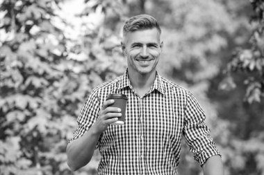 İş adamı kahve fincanıyla rahatlıyor. Patronun boş vakti var. İçki molası. Kahve içen bir iş adamı. Kahve molası. Dışarıdaki iş adamı. Kahve molasındaki iş adamı..