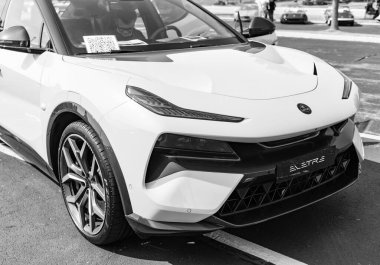 Chicago, Illinois, ABD - 08 Eylül 2024: Lotus Eletre - Elektrikli Hiper SUV spor arabası, ön manzara. Sarı renkli arazi aracı. Hiper SUV spor araba. Modern Lotus Eletre - Chicago 'daki Elektrikli Hiper SUV