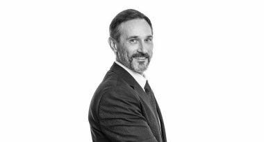 İş liderliği. Profesyonel, olgun CEO başarısını ifade ediyor. İşadamı beyazdan izole edilmiş. İş başarısı. Takım elbiseli başarılı bir CEO. Zaman yönetimi. Kendine güvenen girişimci..