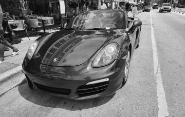 Miami Beach, Florida USA - 8 Haziran 2024: 2018 Porsche 718 Boxter mavisi Miami sahilinde. Ocean 'daki lüks araba porshche Miami plajına gidiyor..