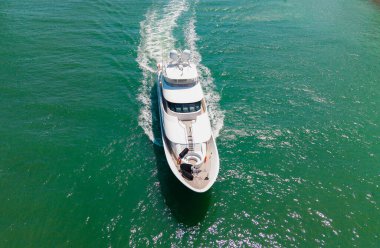 Yaz tatili. Lüks yat manzaralı. Motorlu teknenin panorama hava görüntüsü. Marinaya yüzen bir tekne. Yaz denizi kıyısında bir tekne turu. Denizdeki lüks yat teknesi. Yat gezisi..