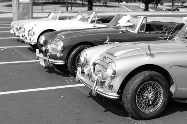 Chicago, Illinois, ABD - 08 Eylül 2024: Austin Healey 3000 MKIII iki koltuklu, üstü açılabilir eski araba, köşe manzaralı. Retro vagon hazır. Retro Austin Healey 3000 MKIII arabası. Chicago 'dan Austin Healey