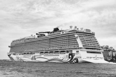 Miami, Florida, ABD - 07 Kasım 2024: Gemi tatili ve deniz seyahati. Lüks yolcu gemisi. Norveç sevinci. Gemi seyahati. Yazın gemi turu. Lüks bir gemi. Norveç yolcu gemisi, NCL.