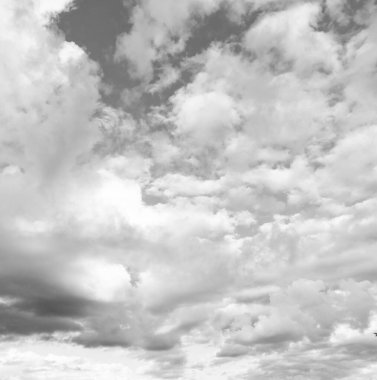 Bulutlu bir arka plan. Beyaz bulutlu mavi gökyüzü. Gökyüzü ve bulutlar. Bulutlu gökyüzü. Bulutlu gökyüzü arka planı. Bulutlu gökyüzü arkaplanı. Gökyüzünde bulut. Hava konsepti.