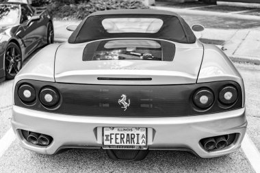 Chicago, Illinois - 29 Eylül 2024: Ferrari 360 Spider modena. Ferrari 360 Spider modena sokağa park etmiş. arka plan.