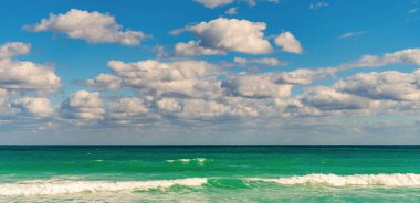 Deniz bulutlu gökyüzü ile ufuk çizgisi. Denizde sakin bir ufuk. Romantik yaz tatili deniz manzarası. Deniz manzarası cenneti. Okyanus sahilinde gün doğumu. Yaz tatilinde gün batımı deniz manzarası. Sakin deniz.