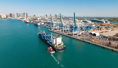 Miami, Florida, ABD - 20 Mart 2025: kargo gemisinde nakliye konteynırı. Kargo gemisi. Miami limanı. Konteyner gemisi. Miami 'de konteynırlı Kargo Warnow Balina Limasol gemisi. Ticari gemi.