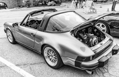 Chicago, Illinois - 29 Eylül, 2024 Porsche 911 Carrera Targa caddeye park etti. 1989 Porsche 911 Carrera Targa lüks spor antika araba