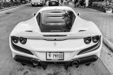 Miami Beach, Florida USA - 9 Haziran 2024 Ferrari 488 GTB Miami plajında. Beyaz Ferrari 488 GTB özel Ferrari araba modelidir