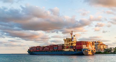 Miami, Florida, ABD - 25 Kasım 2024: konteyner gemisi. Kargo Annie B Monrovia gemi hizmetleri limandan ayrılan konteynır, hava manzaralı. Kargo gemisinde nakliye konteynırı. Kargo gemisi.