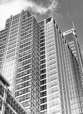 Cam gökdelen. Şehir mimarisi. Modern ofis binasının mimarisi. Perspektif şehir gökdeleni. İş gökdeleni binası. İş alanında mimari bir bina. Yapılar dizayn ediliyor.