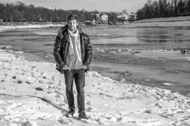 Tatillerde kışlık ceketli bir adam. Adam kışlık ceket giyiyor. Açık havada kışlık ceketli bir adam. Kışlık ceketli şık bir adam..