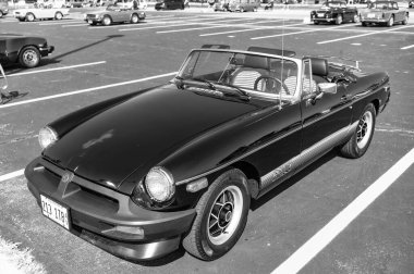 Chicago, Illinois, ABD - 08 Eylül 1980 'den 1982' ye kadar MG MGB üstü açılabilir spor yara izi, ön görüş. Retro siyah araba. 1980 'den 1982' ye kadar olan MG MGB arabası. Chicago 'da Üstü açılır Zafer Spitfire