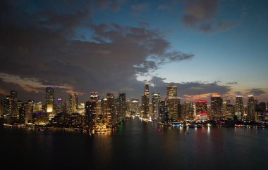 Miami şehir merkezindeki Brickell siluetinin hava gece görüntüsü. Miami 'deki gökdelenler. Brickell finans bölgesinin manzarası. Brickell, Miami 'de. Brickell Şehir Manzarası