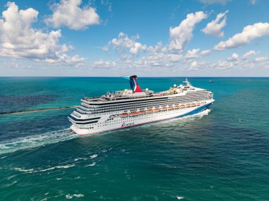 Miami, Florida, ABD - 27 Mart 2025: Denize açılan gemi. Karnaval Gündoğumu yolcu gemisi yolculuğu. Yaz tatilinde gemi turu. Karnaval yolcu gemisi. Gemi turu ve deniz yolculuğu..