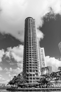 Modern yapı binası. Şehirdeki gökdelen. Şehir merkezinde gökdelenli. İş bölgesindeki ofis binası. Kule tasarımı Gökdelen mimarisi. İş gökdeleni yapısı.