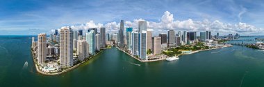Miami 'deki Brickell Panoraması. Brickell güneşli bir günde ufuk çizgisi. Brickell 'in panorama manzarası. Brickell ünlü bir panorama. Miami şehir merkezi manzarası